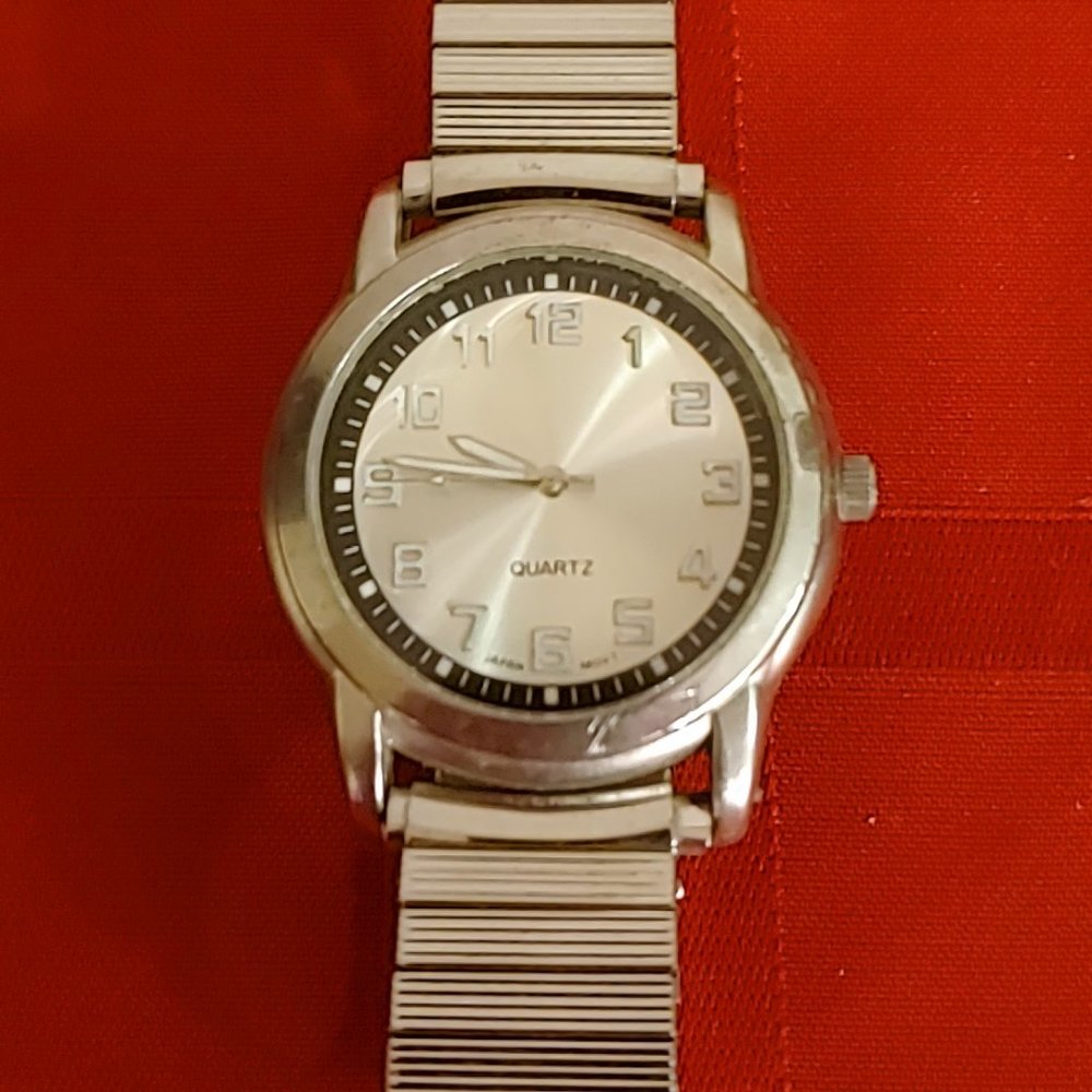 GENTLY USED, VINTAGE 1980'S, STAINLESS STEEL WRIST WATCH!
